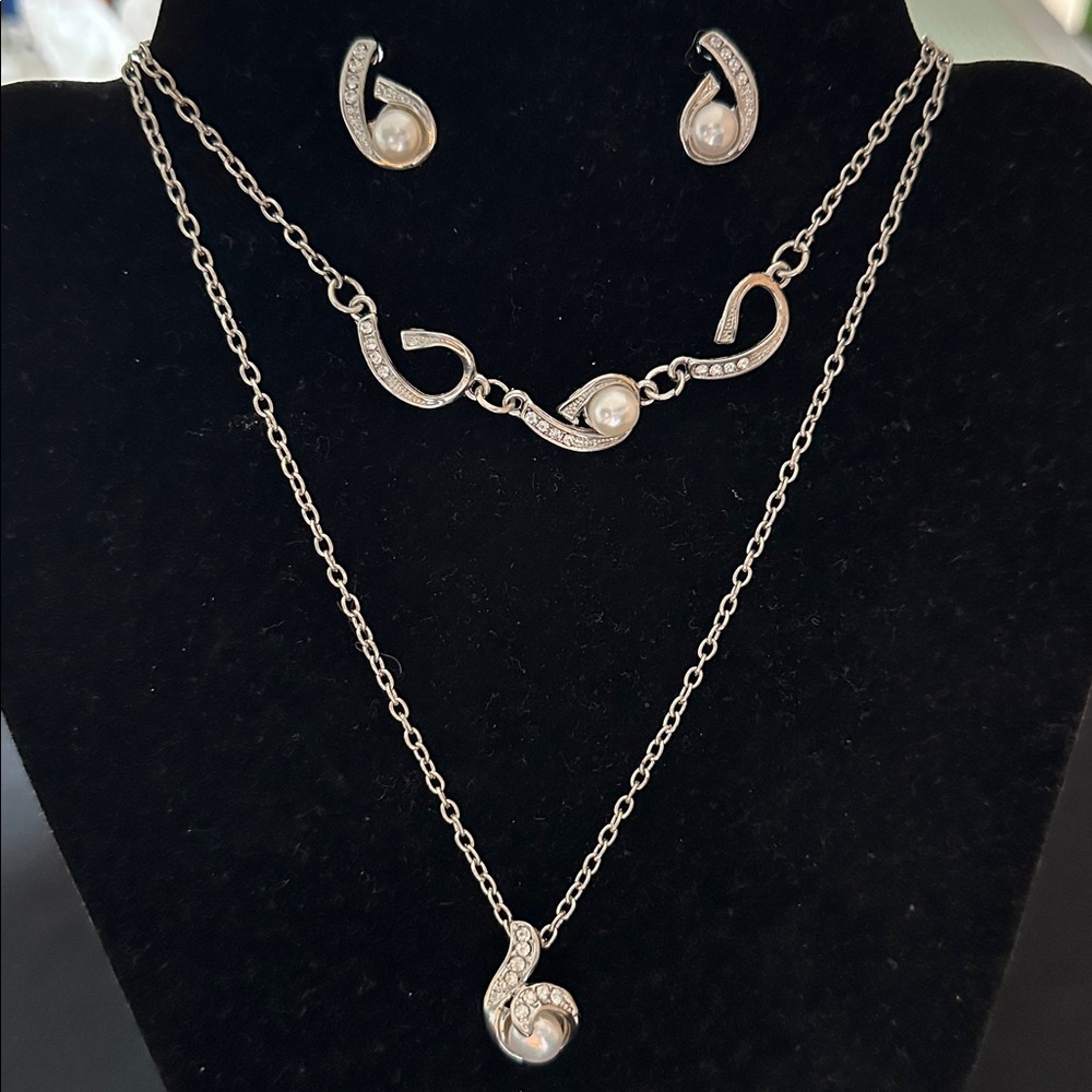 Silvertone & faux pearl, CZ stones EUC necklace, bracelet/anklet & earrings set.